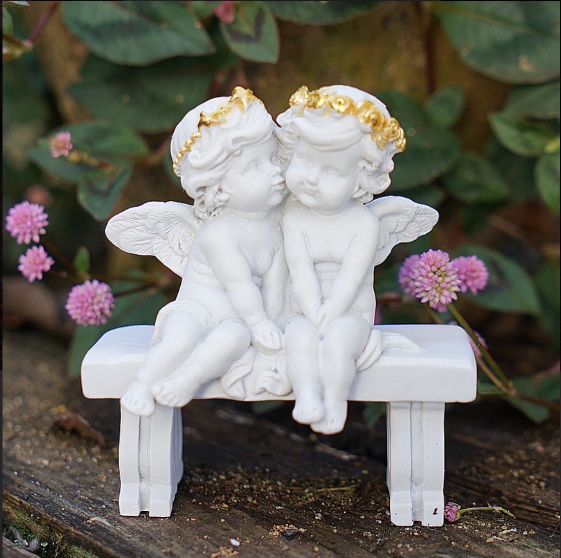 窓辺の天使の置物