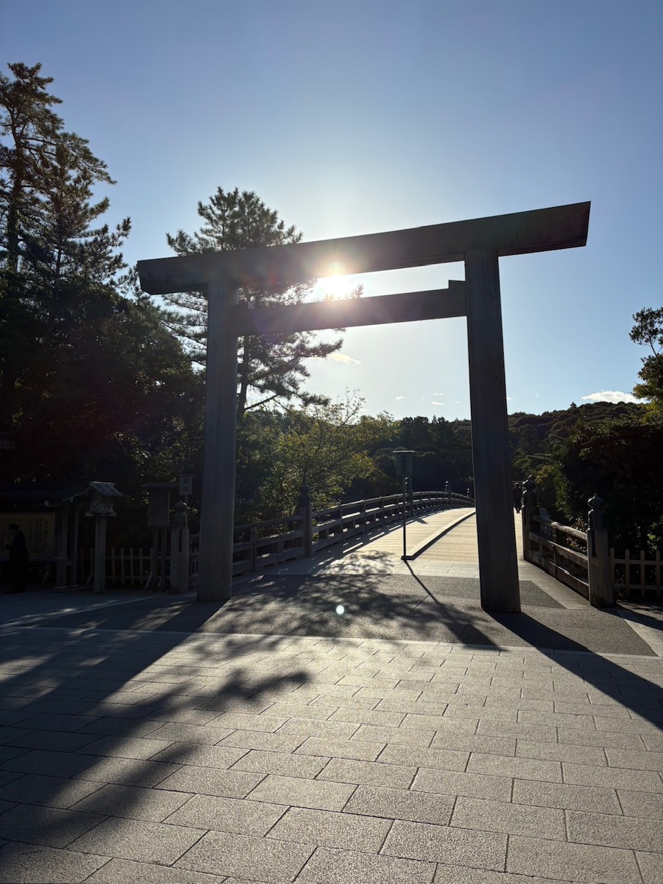 鳥居と橋の風景